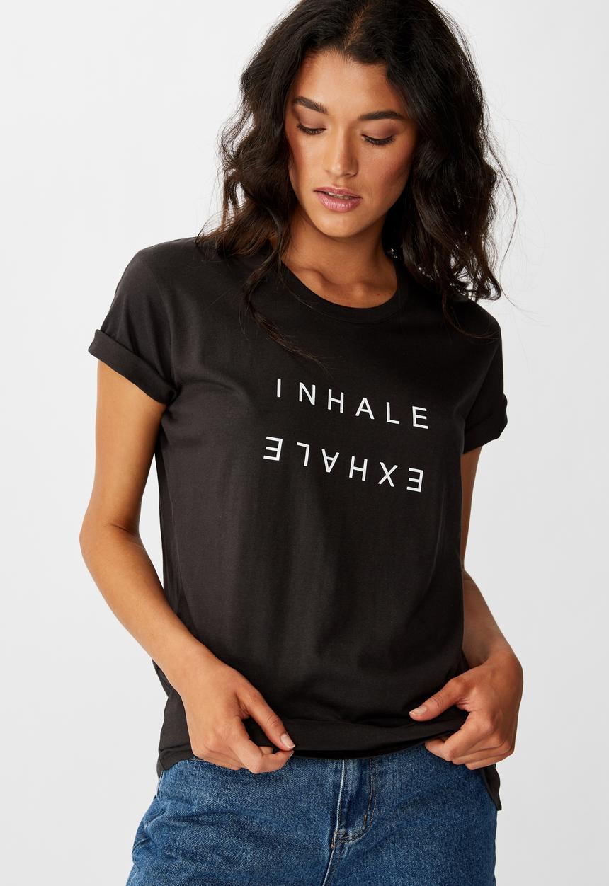 Cotton On - Classic slogan T-shirt ice-burg inhale exhale - black