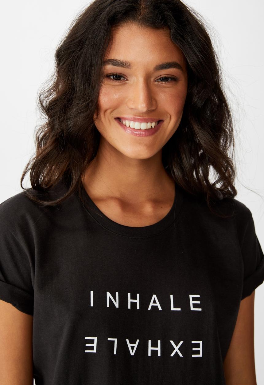 Cotton On - Classic slogan T-shirt ice-burg inhale exhale - black