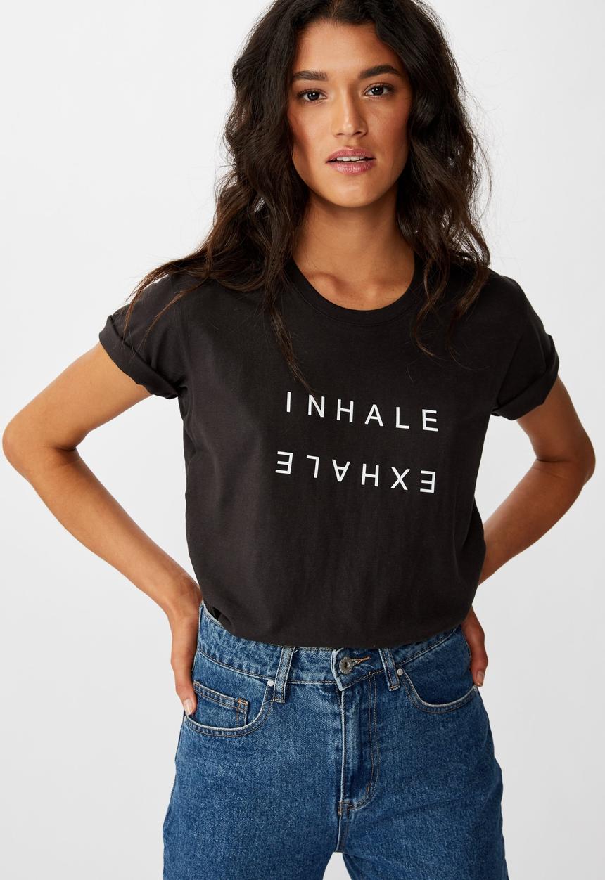 Cotton On - Classic slogan T-shirt ice-burg inhale exhale - black