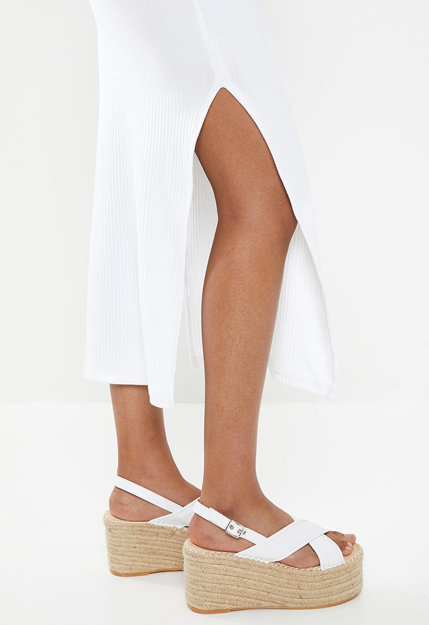 Missguided - Rib tortoiseshell belted midi dress - white