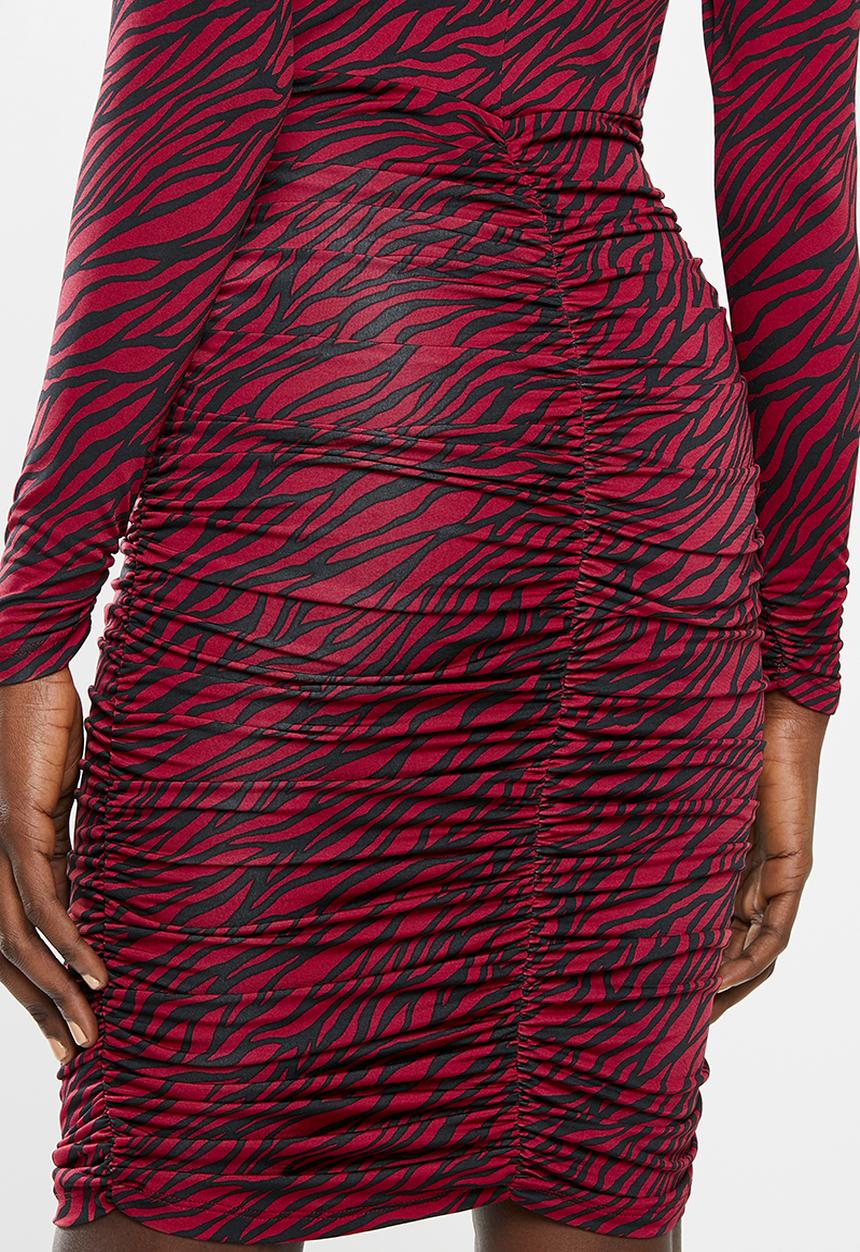 Superbalist - Square neck rouged dress - red & black