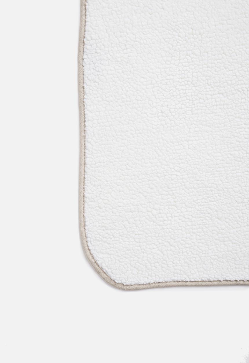 Sixth Floor - Sherpa pet blanket - white