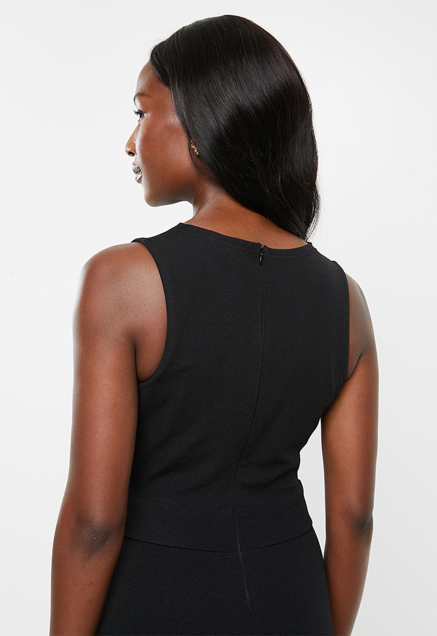 edit - Sleeveless dress with pleats - black