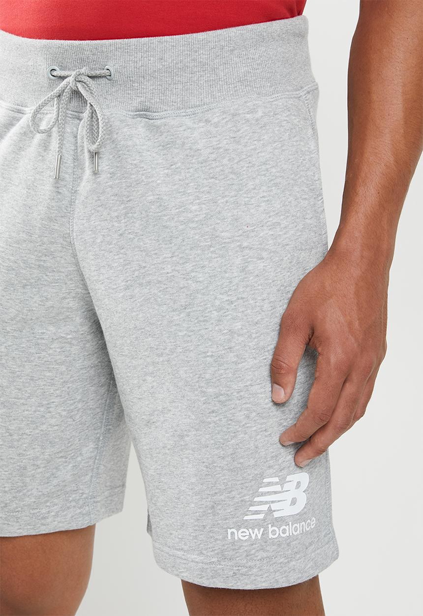 New Balance  - Essentials stacked logo short - athletic grey