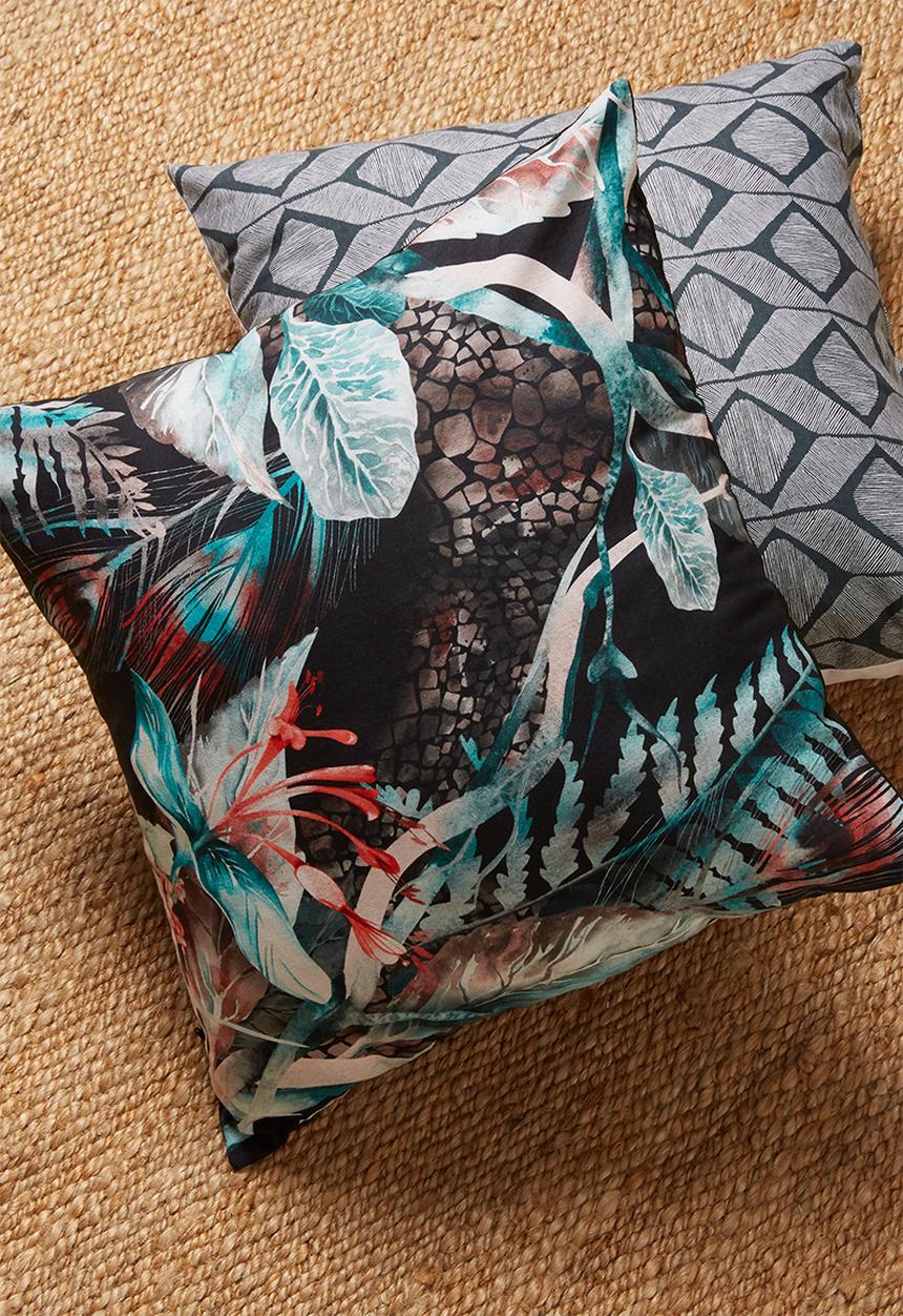 Grey Gardens - Hibiscus cushion cover - turquoise