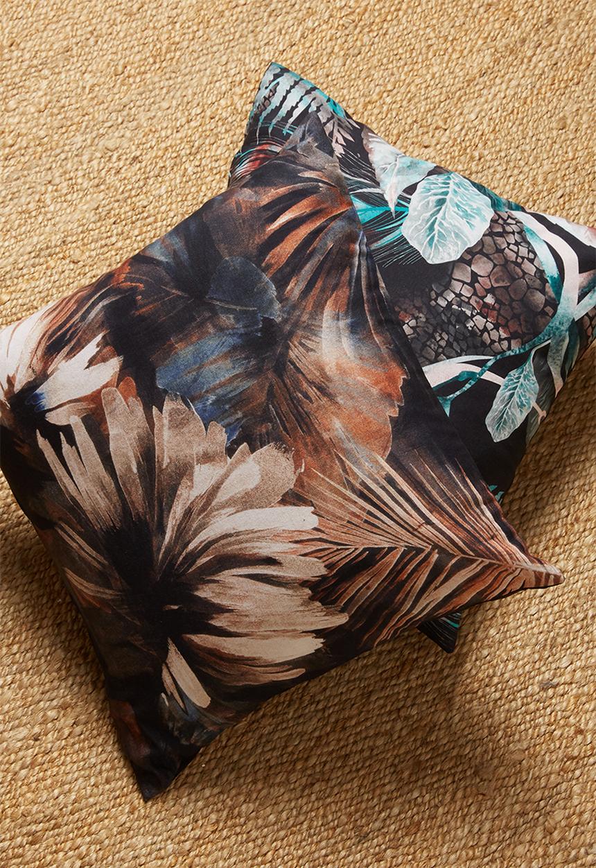 Grey Gardens - Stone frond cushion cover - black
