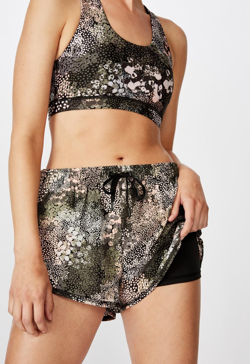 Cotton On - Move jogger short spray ditsy - spray ditsy/khaki