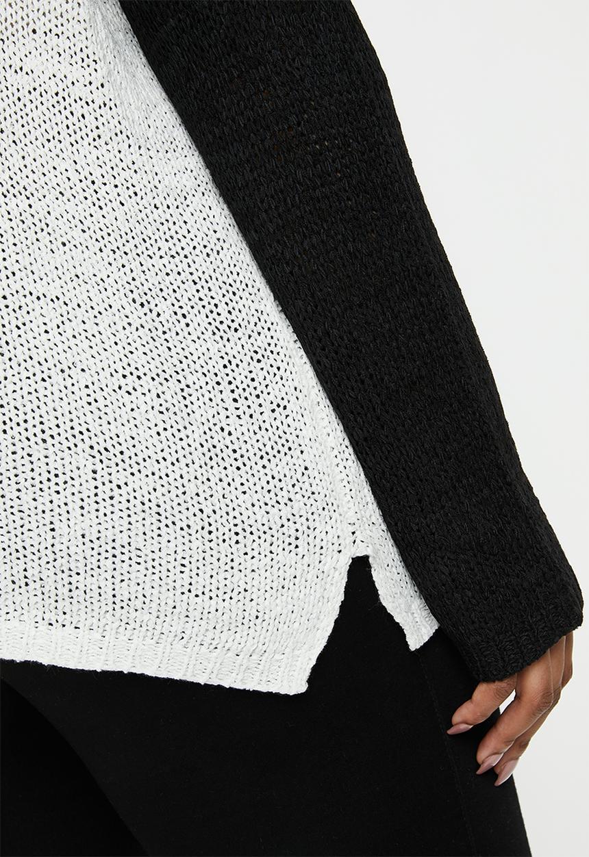 Carmakoma - Oyster v-neck long sleeve pullover - black & beige 