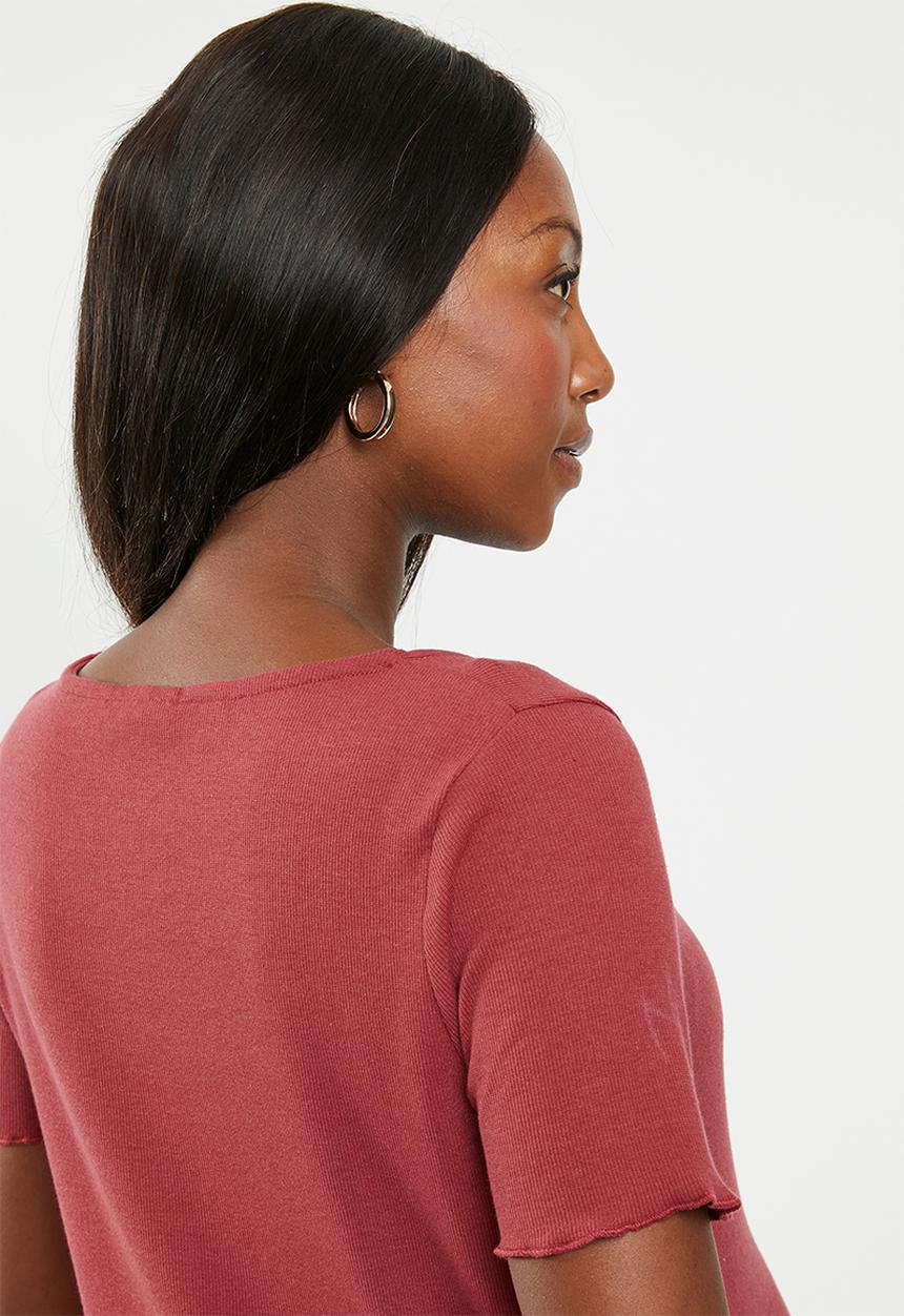 Cotton On - Maternity lettuce edge scoop short sleeve top - dark garnet