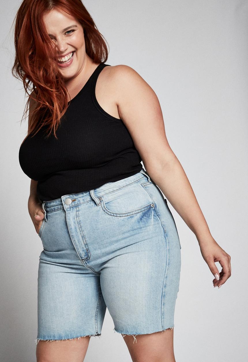 Cotton On - Curve bermuda denim shorts - blue