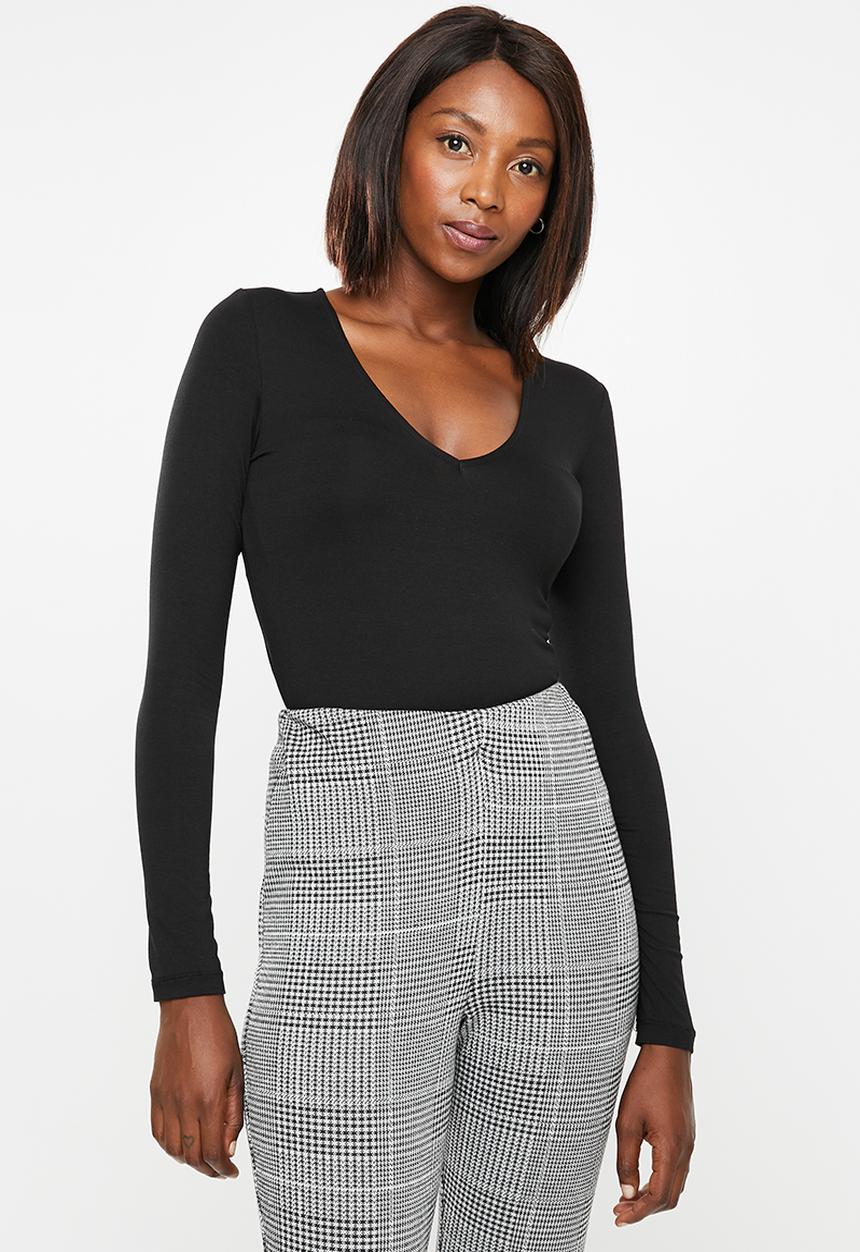 edit - Fitted V-neck tee - black