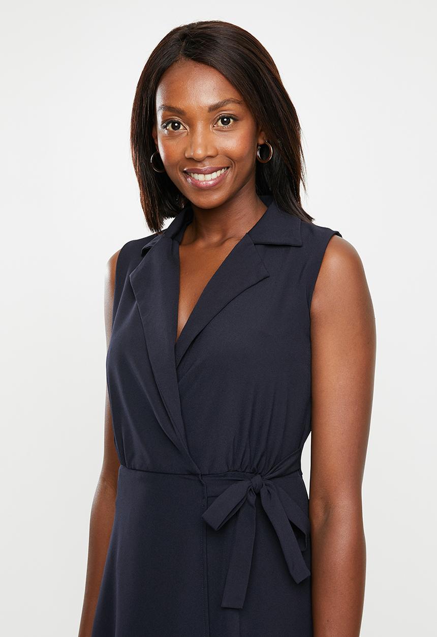 edit - Sleeveless wrap dress with collar - navy