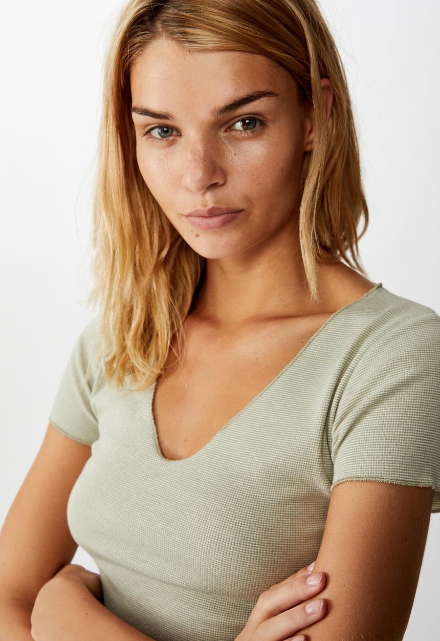 Cotton On - Arden raw edge V-neck short sleeve top - green 
