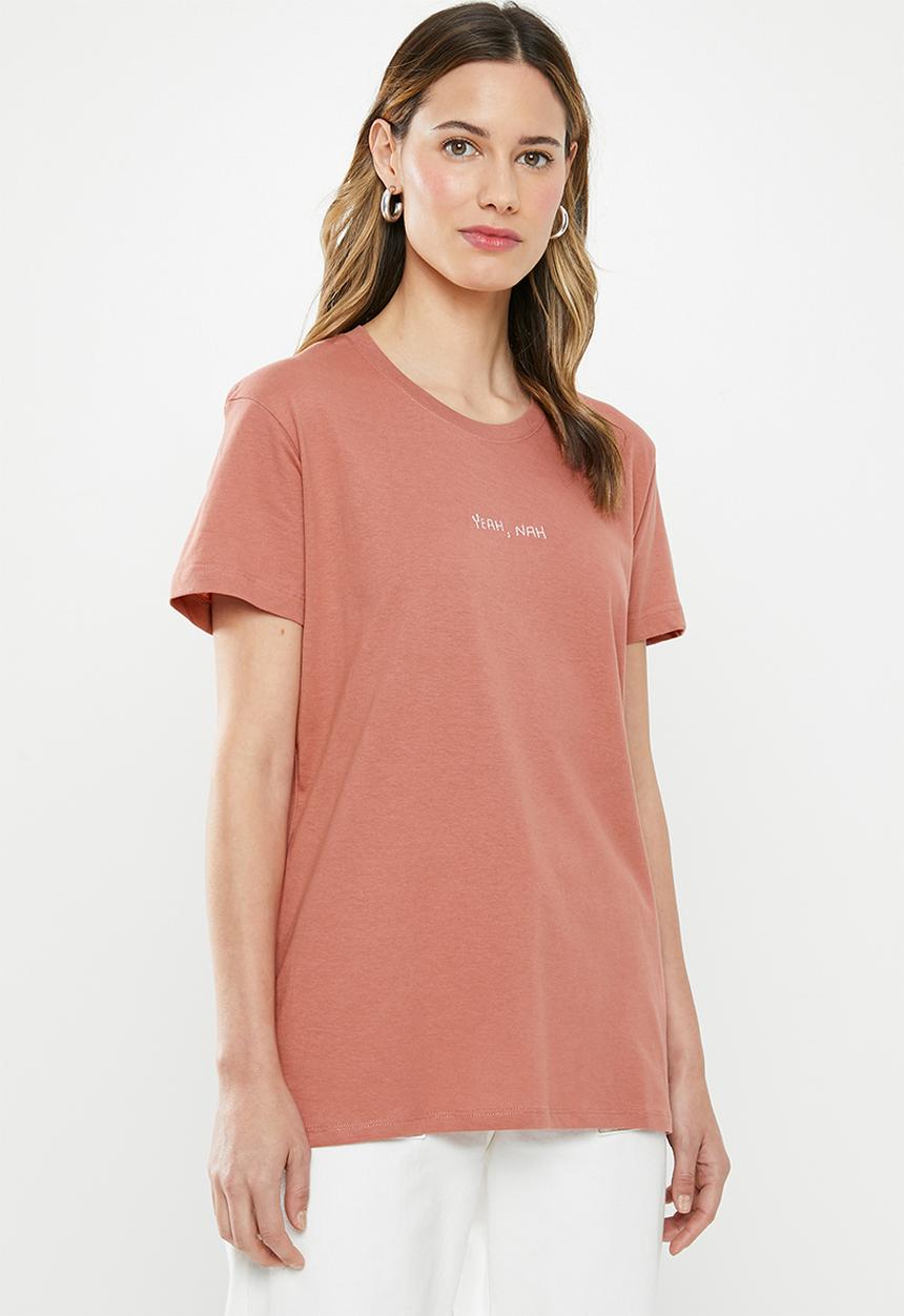 Cotton On - Classic arts T-shirt yeah nah - rust 
