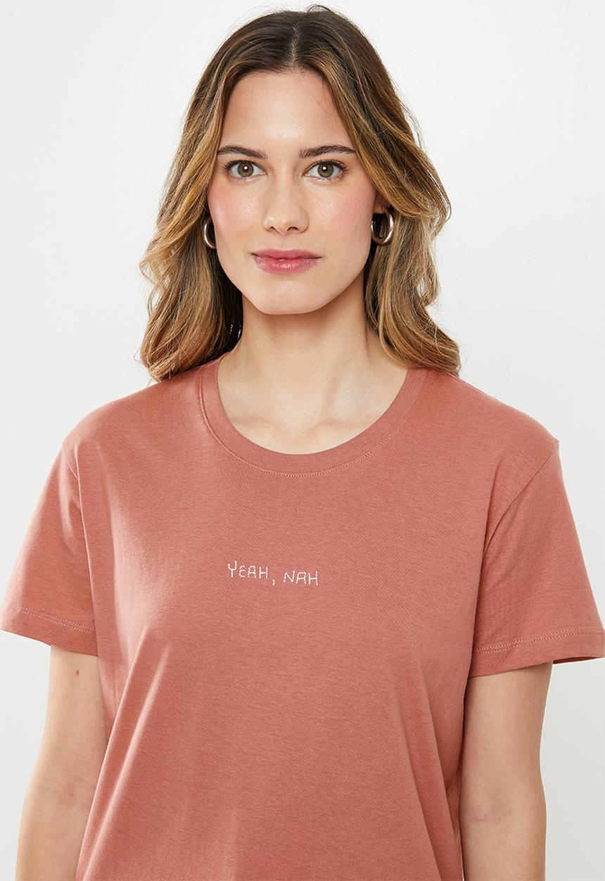 Cotton On - Classic arts T-shirt yeah nah - rust 