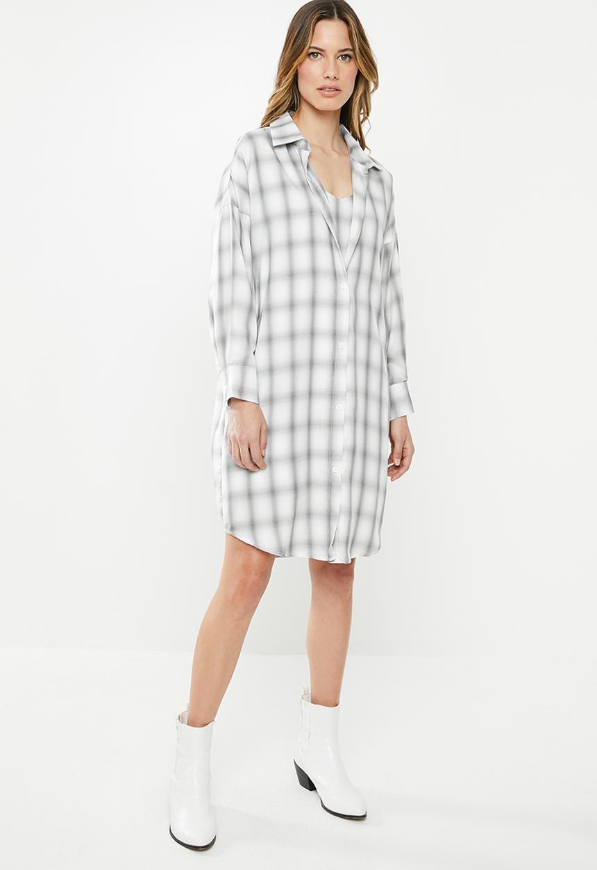 Missguided - Oversized check shirt and cami dress - white & grey