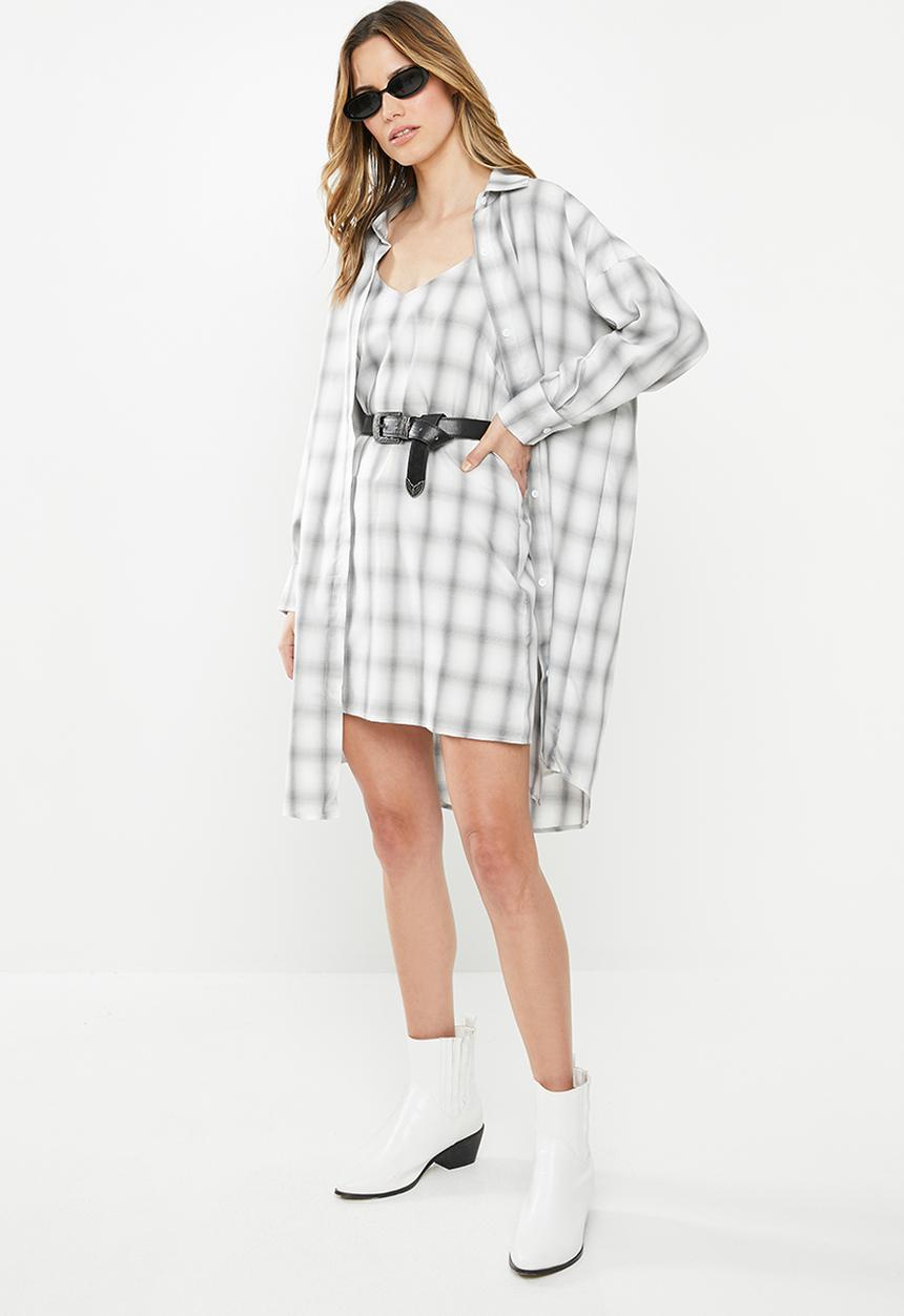 Missguided - Oversized check shirt and cami dress - white & grey