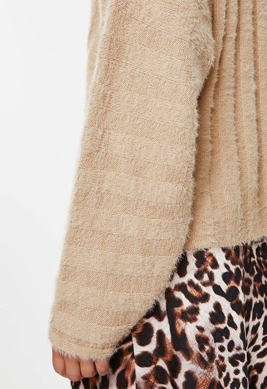 Missguided - Fluffy v-neck jumper - beige