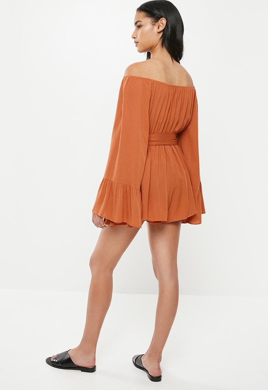 Missguided - Petite flared sleeve playsuit - rust