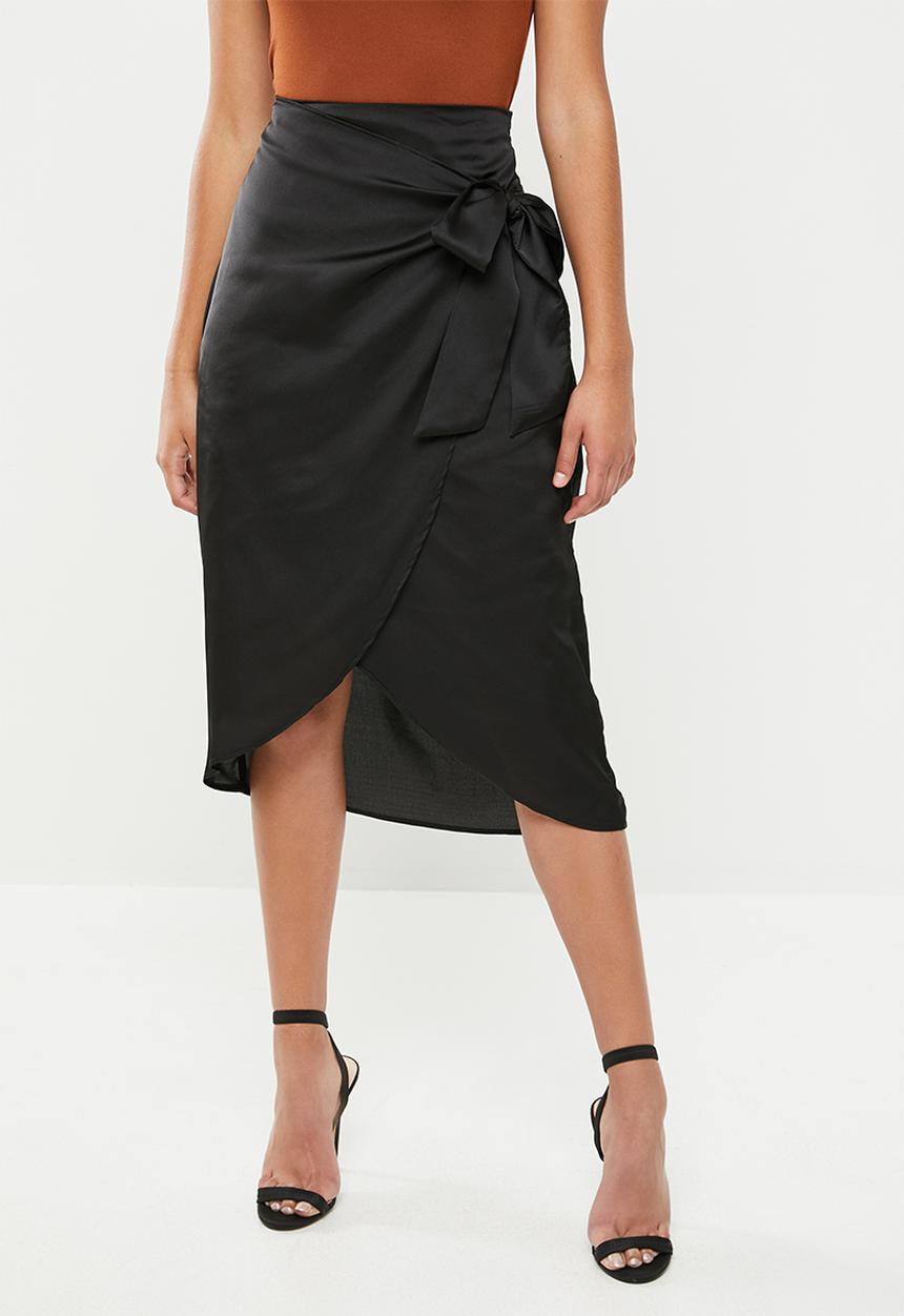 Missguided - Petite wrapover print satin slip skirt - black