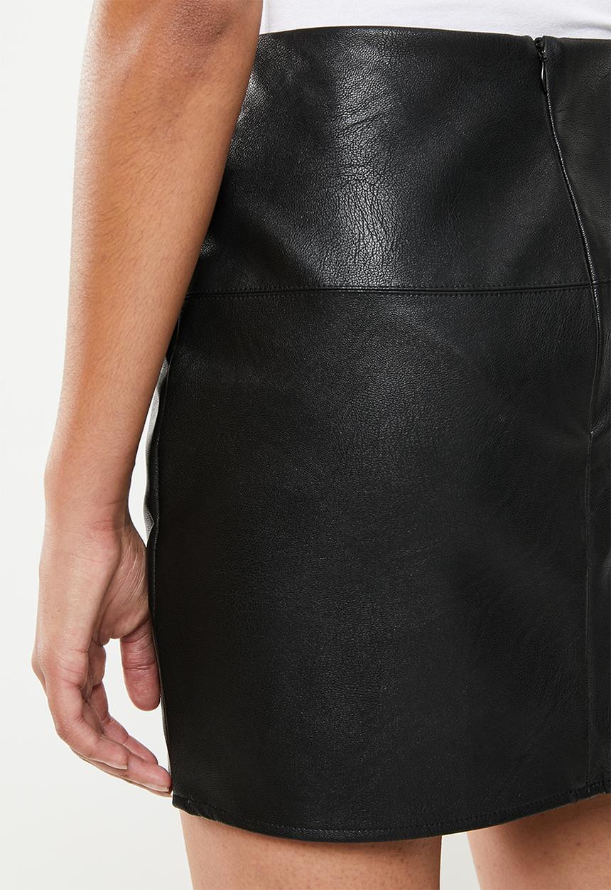 Missguided - Petite black faux leather mini skirt - black