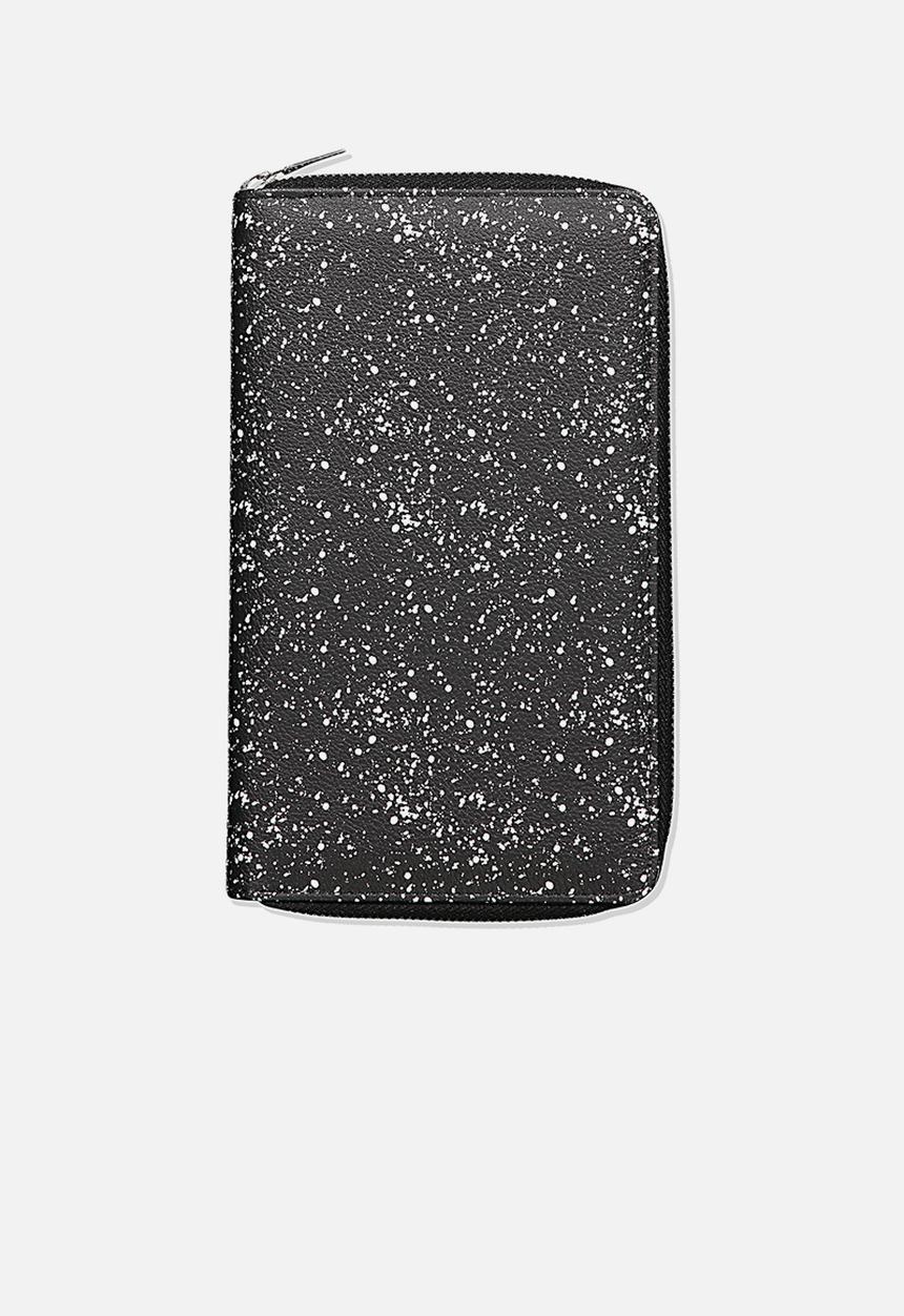 Typo - Rfid odyssey travel compendium - black & white 