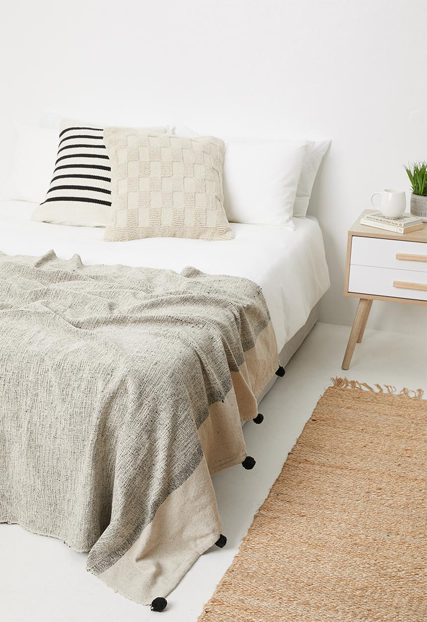 H&S - Pompom throw - natural border