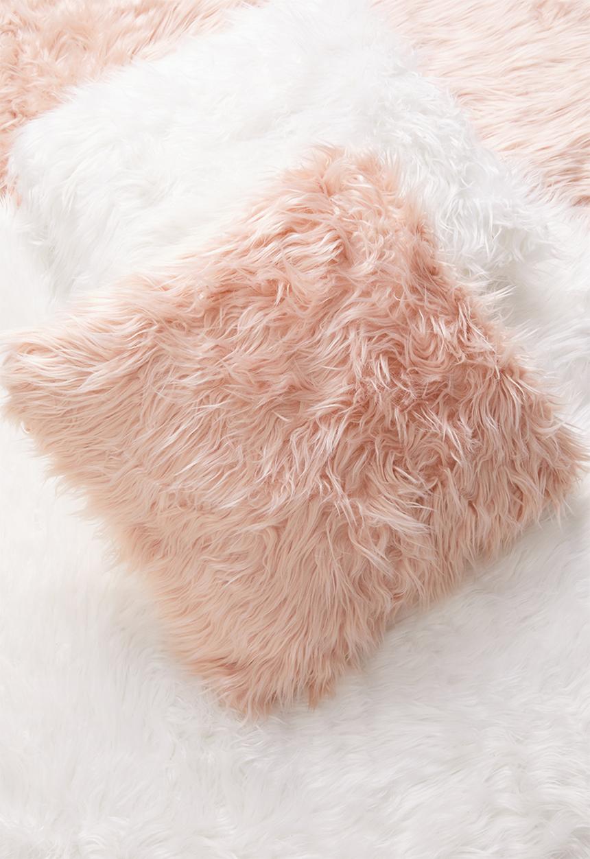 H&S - Fuzzy cushion - pink