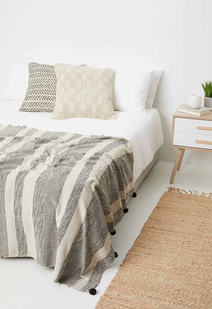 H&S - Pompom throw - thick stripe
