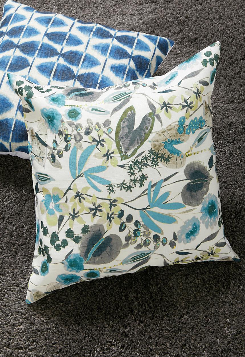 Grey Gardens - Botanic cushion cover - indigo
