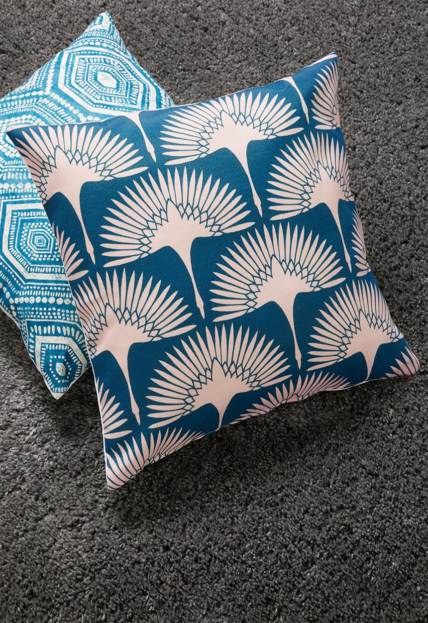 Grey Gardens - Swans cushion cover - blue