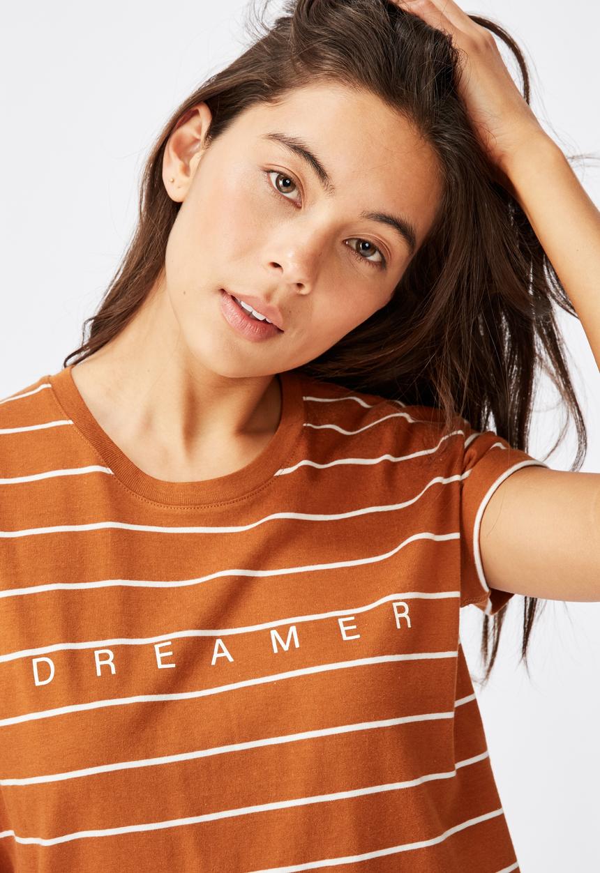 Cotton On - Classic slogan T-shirt dreamer - glazed ginger & gardenia stripe