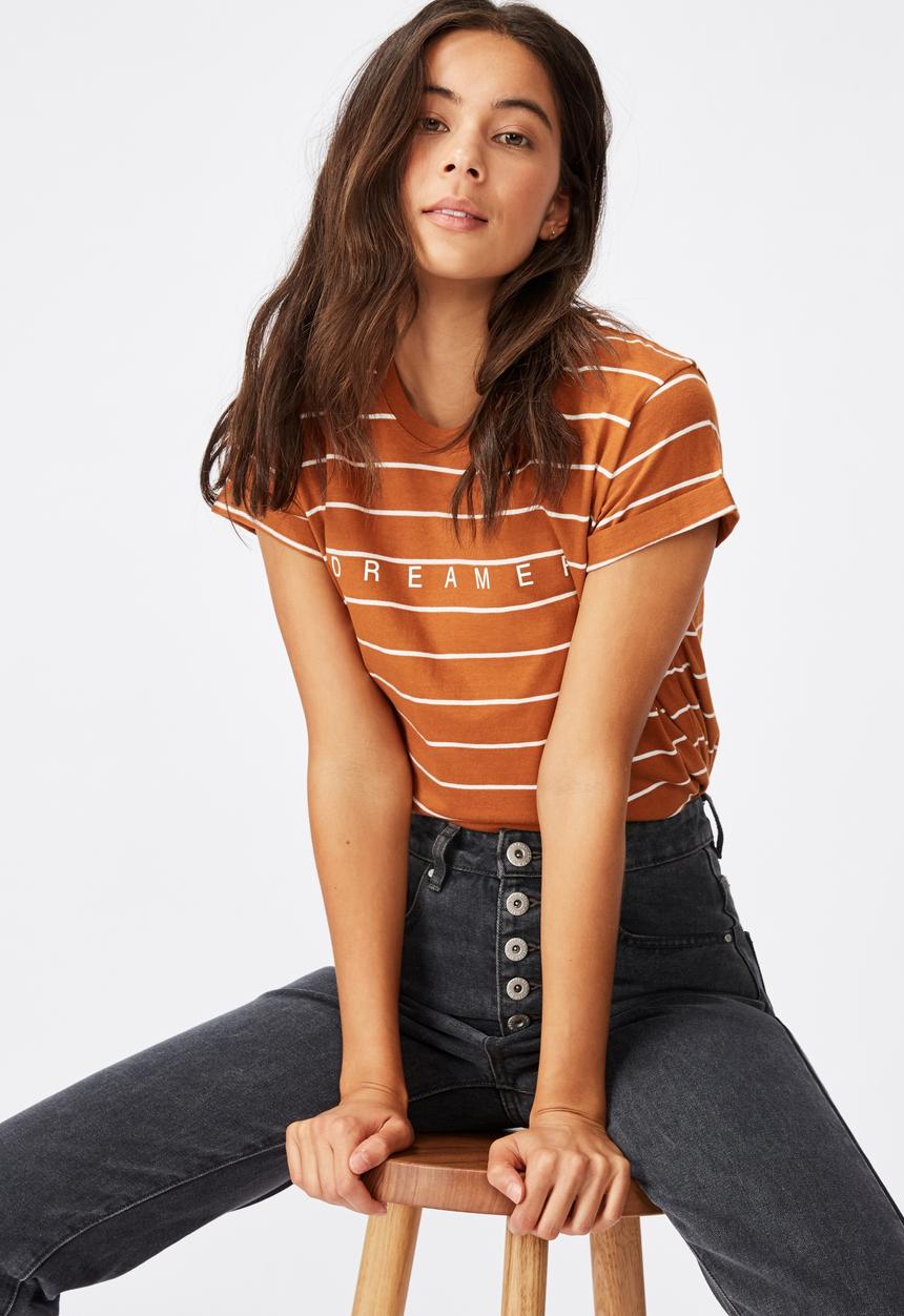 Cotton On - Classic slogan T-shirt dreamer - glazed ginger & gardenia stripe