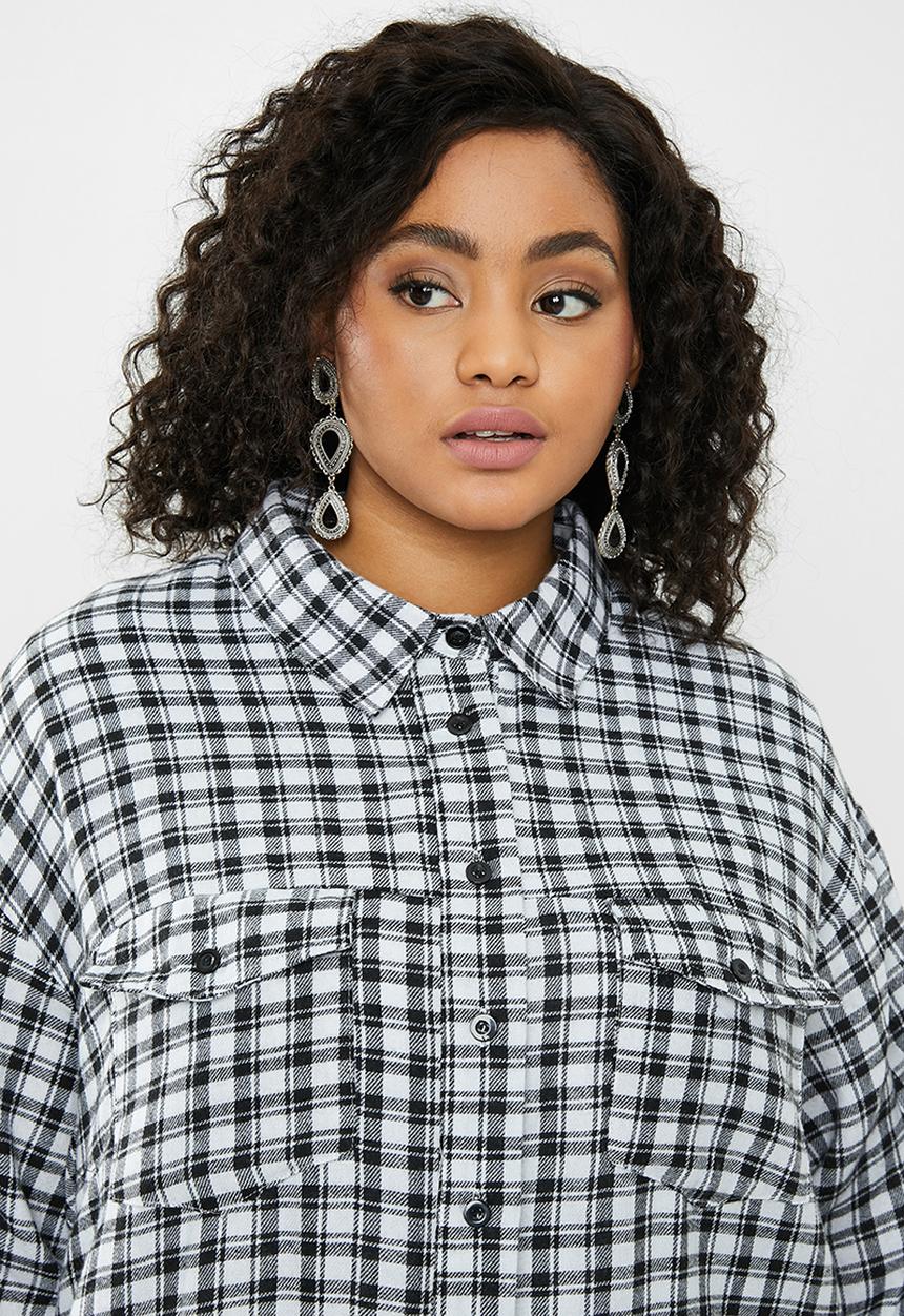 Missguided - Curve oversized micro check shirt - white & black 