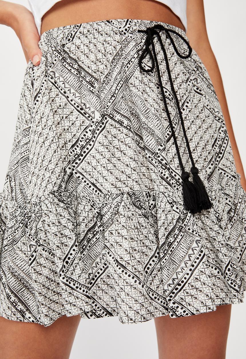 Cotton On - North tiered mini skirt billie spiced geo - black