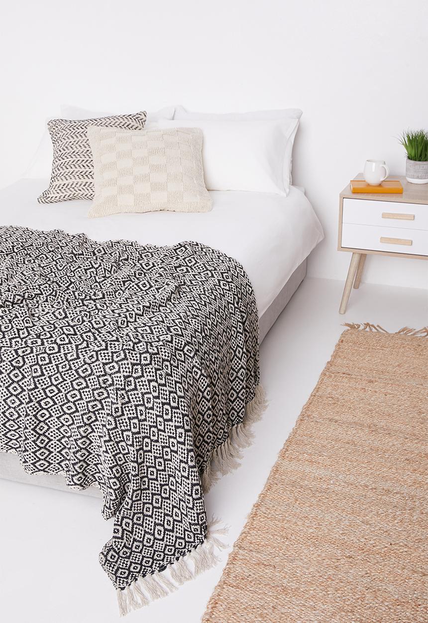 H&S - Plaid throw - diamonds