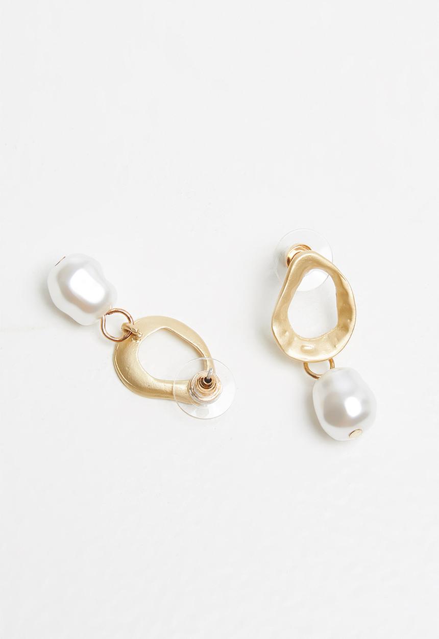 Superbalist - Maddy stud earrings - cream & gold