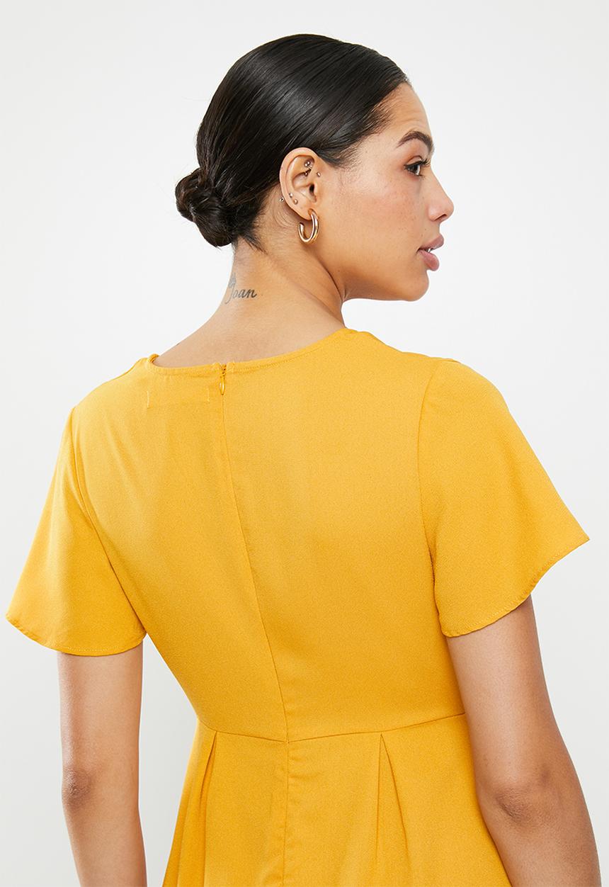 Glamorous - Deep-V tie front midi - mustard