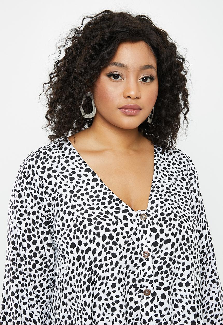Missguided - Plus button through long sleeve smock dalmatian - white & black