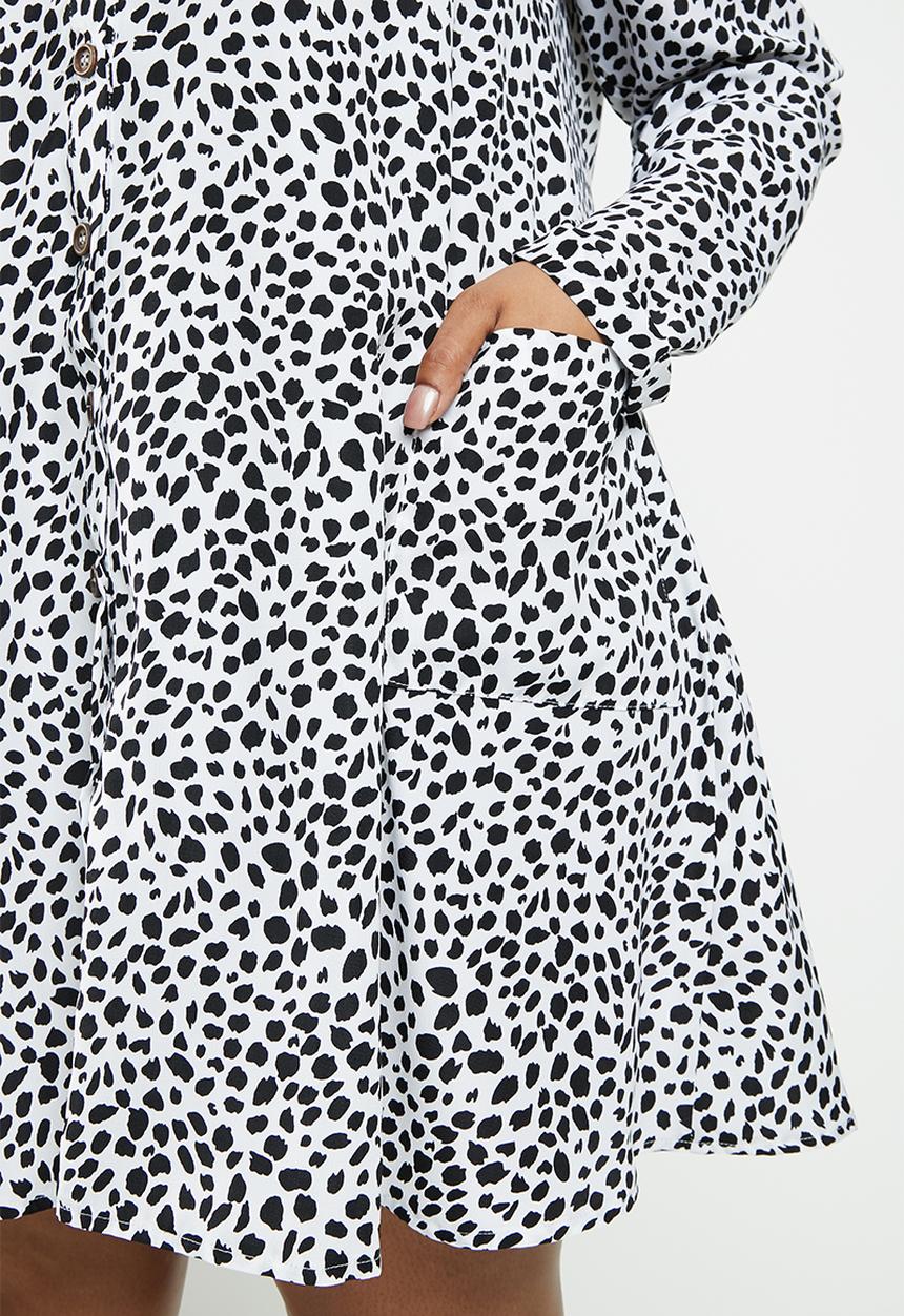 Missguided - Plus button through long sleeve smock dalmatian - white & black
