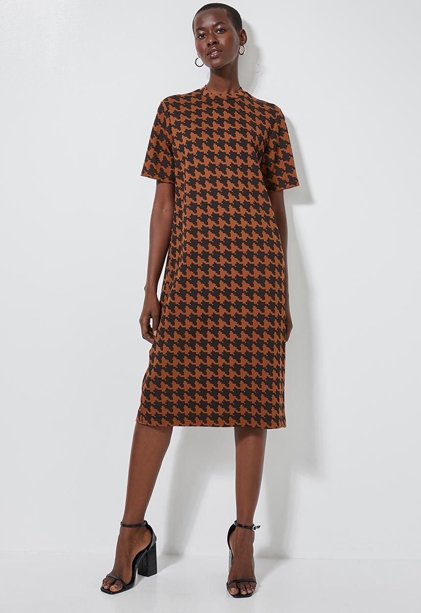 Superbalist - Hi neck shift dress - brown & black