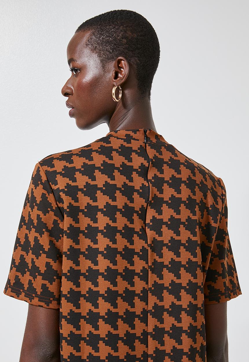 Superbalist - Hi neck shift dress - brown & black