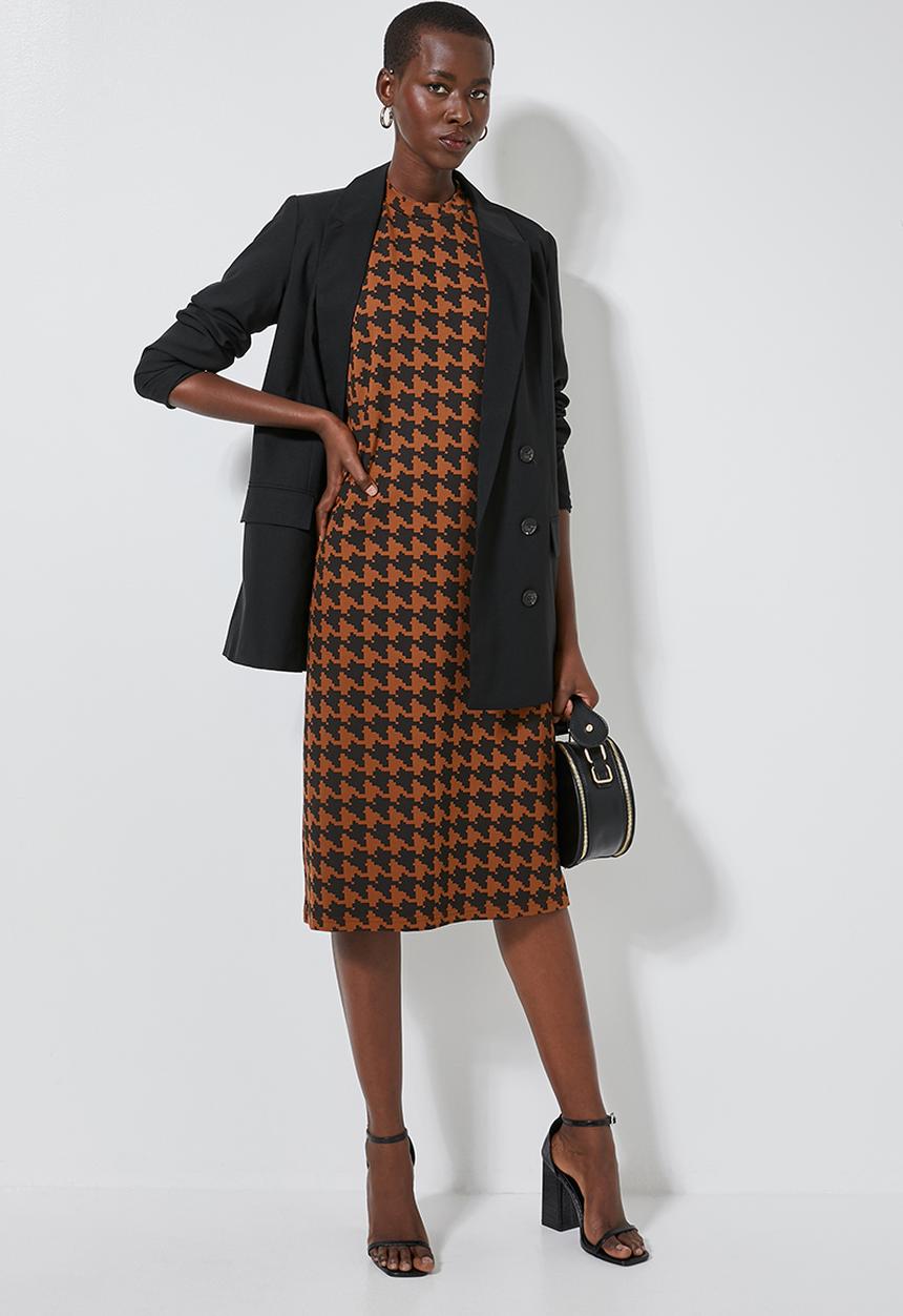 Superbalist - Hi neck shift dress - brown & black