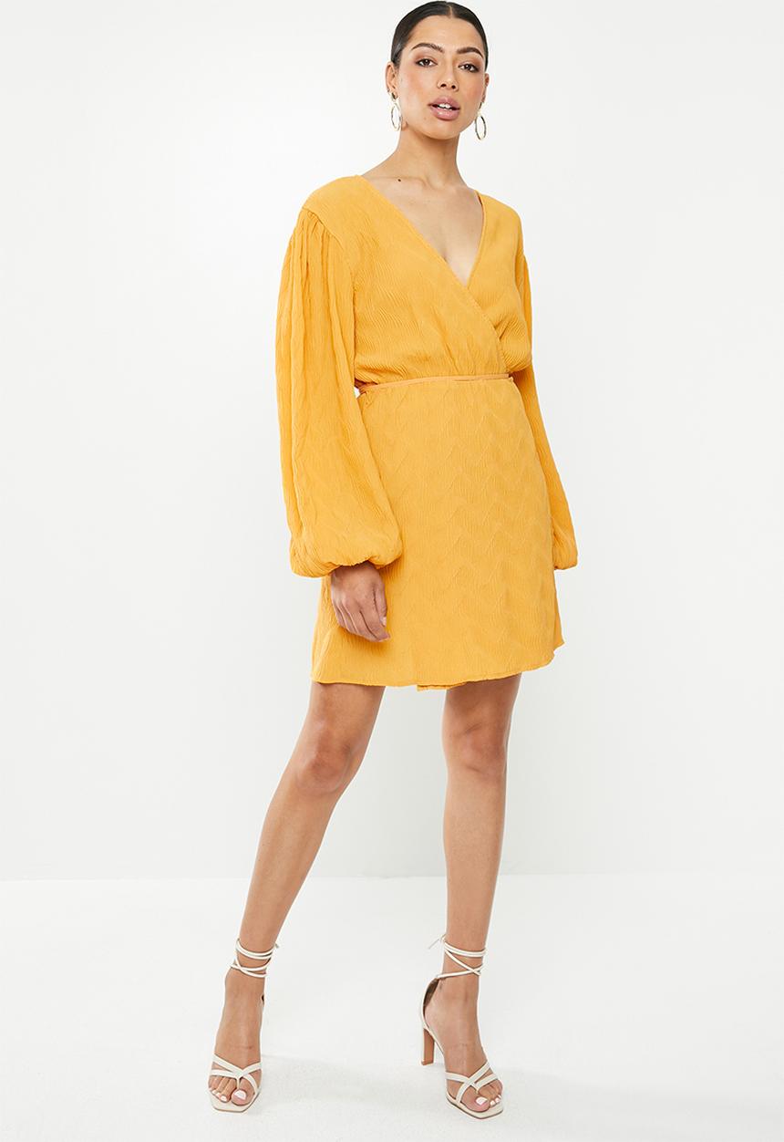 Glamorous - Plisse wrap dress with volume sleeve - yellow