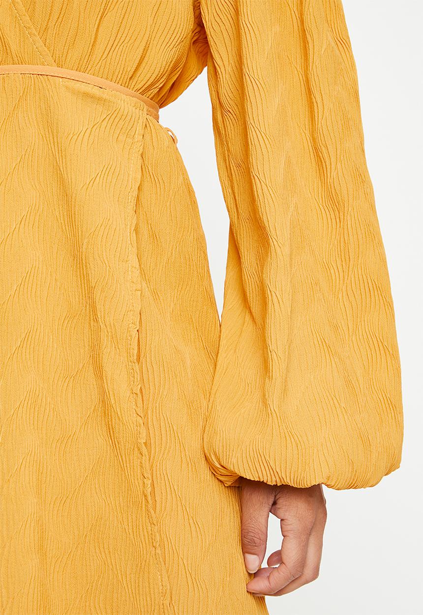 Glamorous - Plisse wrap dress with volume sleeve - yellow