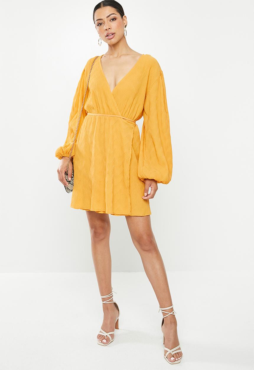 Glamorous - Plisse wrap dress with volume sleeve - yellow
