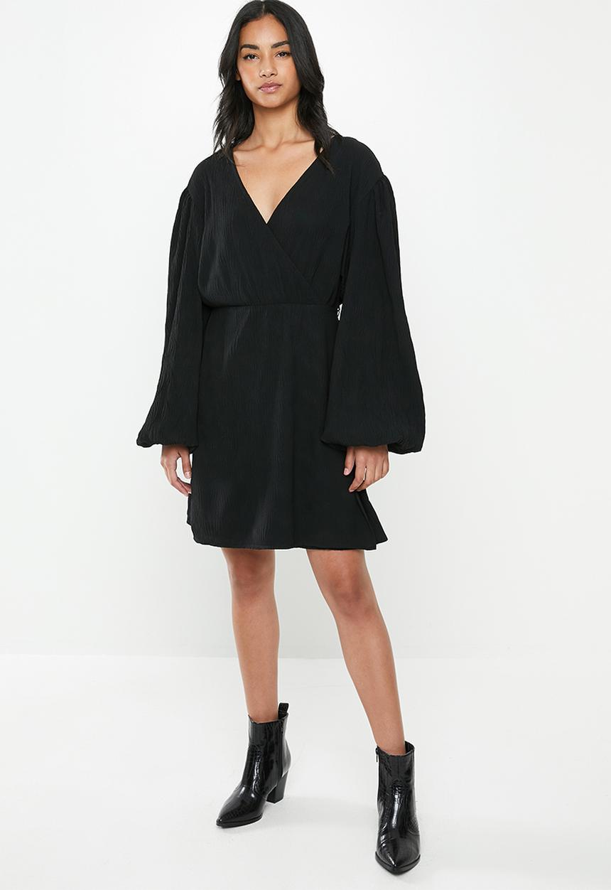 Glamorous - Petite plisse wrap with volume sleeve - black