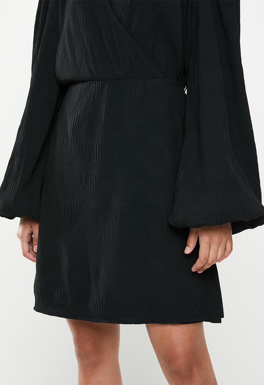 Glamorous - Petite plisse wrap with volume sleeve - black