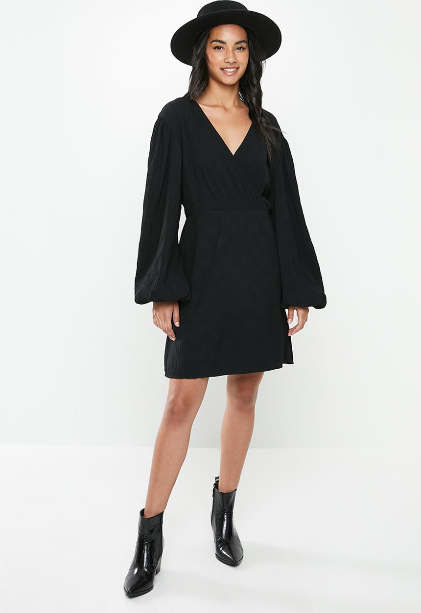 Glamorous - Petite plisse wrap with volume sleeve - black