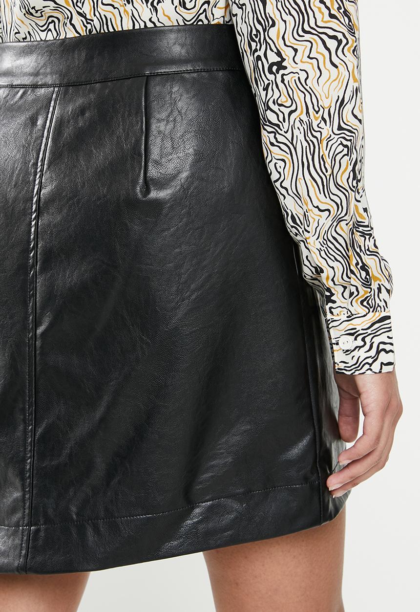 Glamorous - Petite wrap over pu skirt - black
